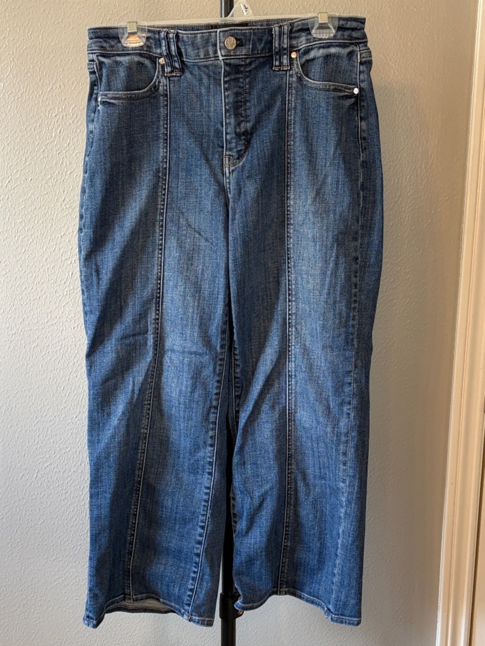 White House Black Market WHBM High Rise Wide Leg Crop Jeans Women’s 8 Short - Picture 2 of 8